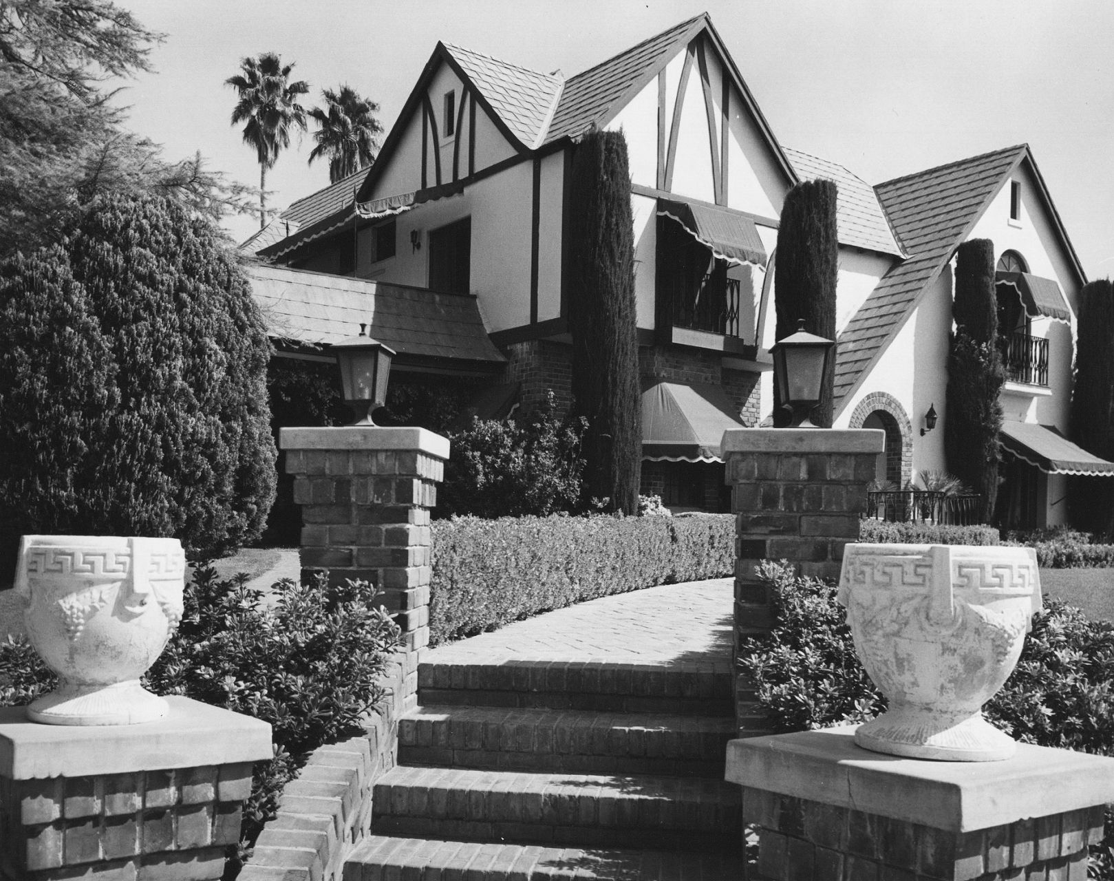 1960 Tucson home photos: A Tudor house filled with art